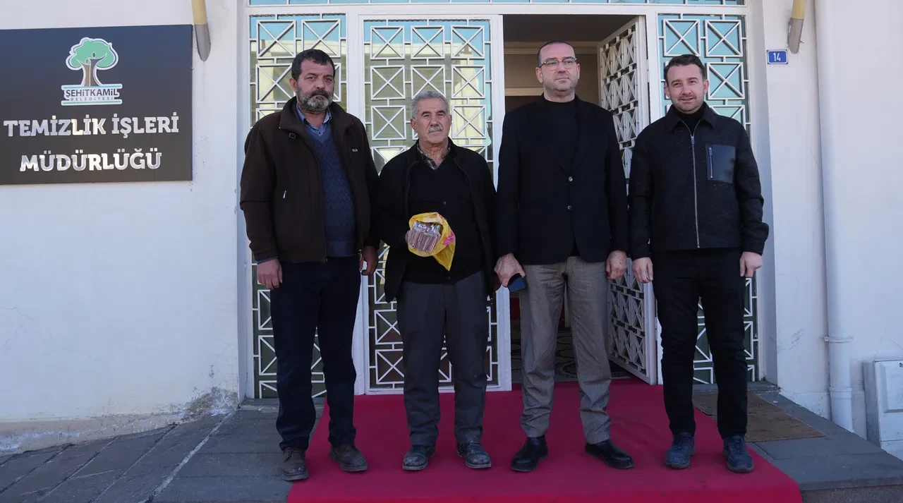 Elindeki para dolusu poşeti çöpe attı, çöp poşetiyle bankaya gitti