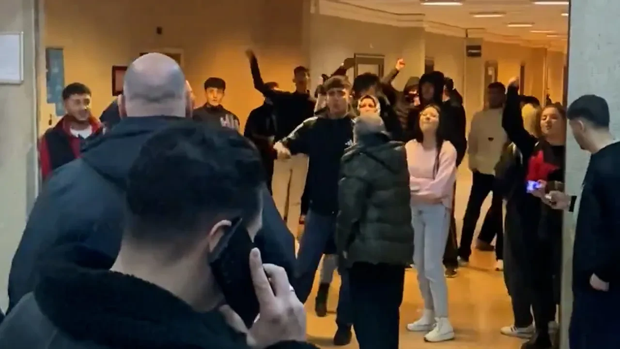 Hakan Çakır cinayet davasında gerginlik! Katil zanlılarının yakınları böyle slogan attı 