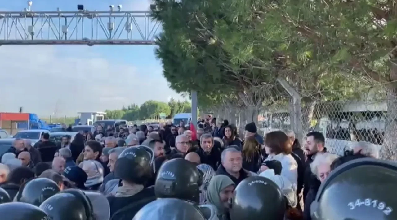 İmamoğlu'nun davasında CHP'lilerin jandarmaya hakaretine peş peşe tepkiler! Bakan Yerlikaya'nın sözleri rezaleti özetledi