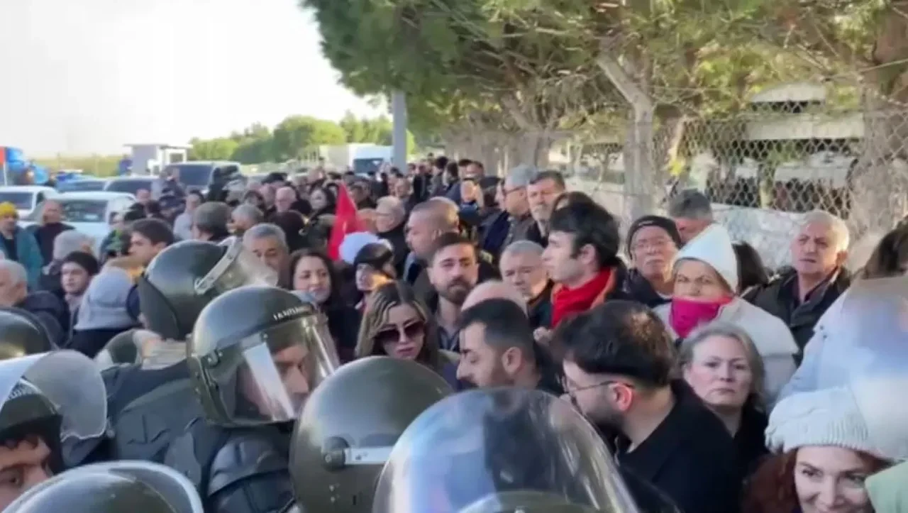 İmamoğlu'nun davasında CHP'lilerin jandarmaya hakaretine peş peşe tepkiler! Bakan Yerlikaya'nın sözleri rezaleti özetledi