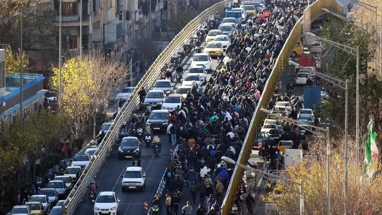 İran'dan geri adım! Trump duyurdu: Protestoculara karşı nasıl tavır alınacak? İdam detayı da var