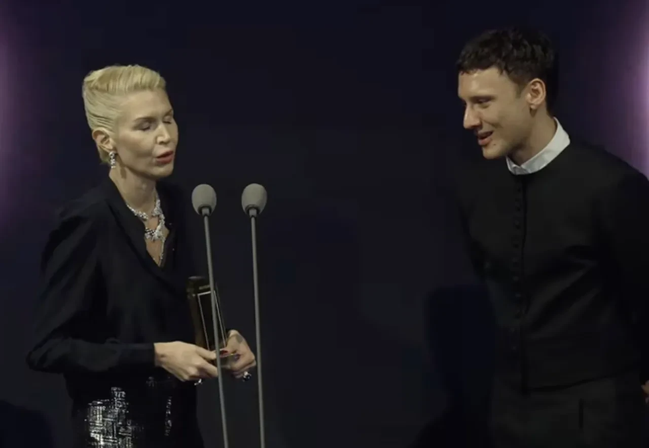 irem Derici ödül törenine katılanları eleştirdi: Hep aynı tayfa var 