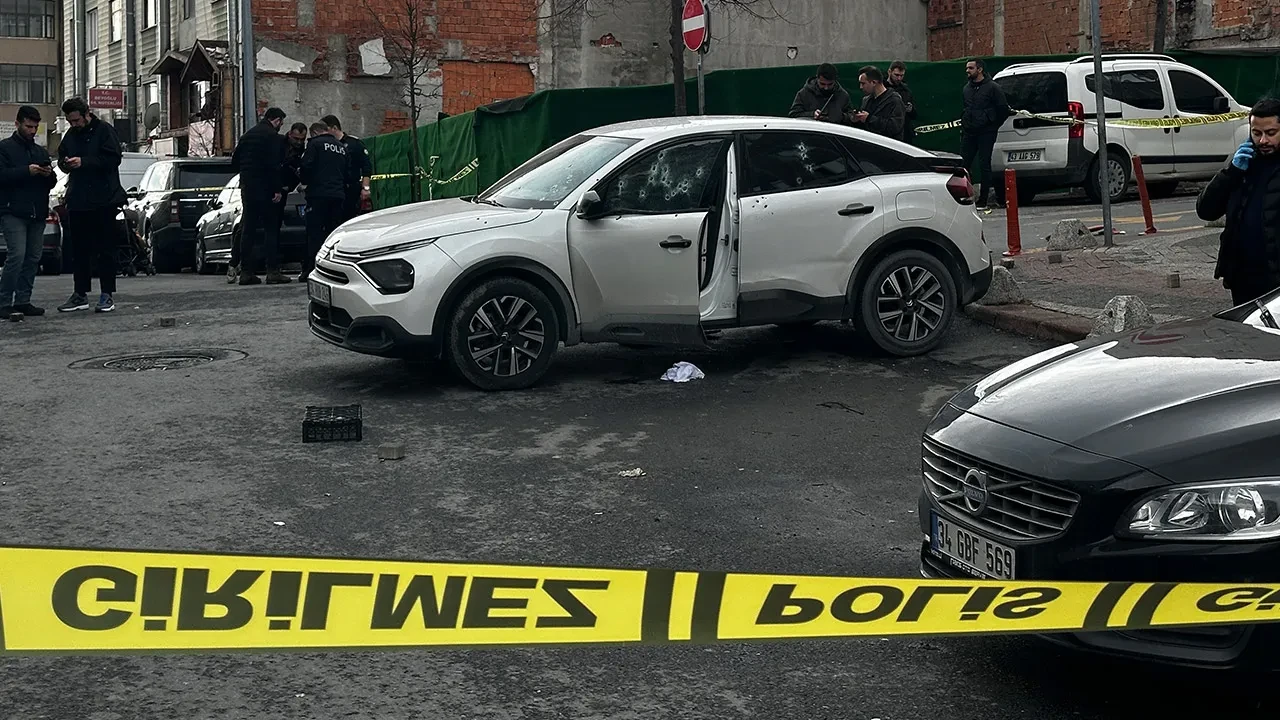 Kağıthane'de silahlı saldırı! Araç adeta delik deşik oldu: 1 ağır yaralı
