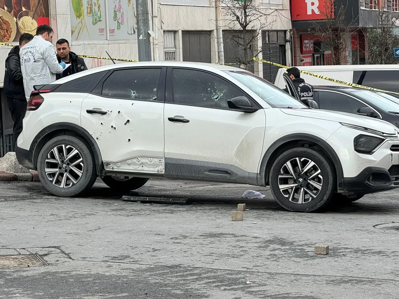Kağıthane'de silahlı saldırı! Araç adeta delik deşik oldu: 1 kişi hayatını kaybetti