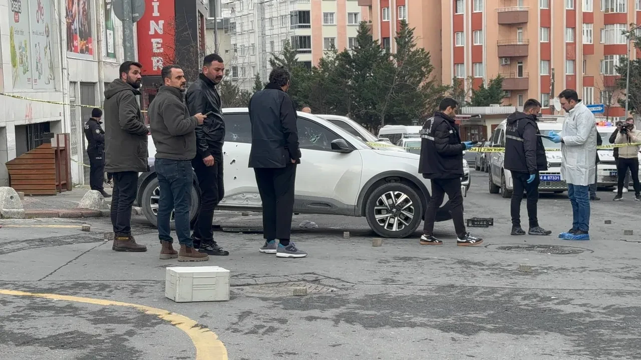 Kağıthane'de silahlı saldırı! Araç adeta delik deşik oldu: 1 kişi hayatını kaybetti