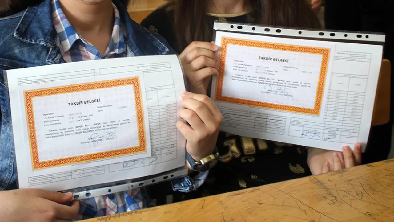 Karne dağıtımı saat kaçta? 2026 1. dönem karne dağıtımı yarın ne zaman yapılacağı belli oldu