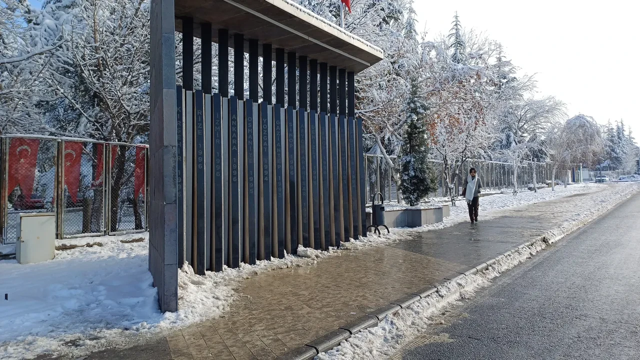 Kumar borcu hayattan kopardı! Gazi olduğu durakta intihar etti