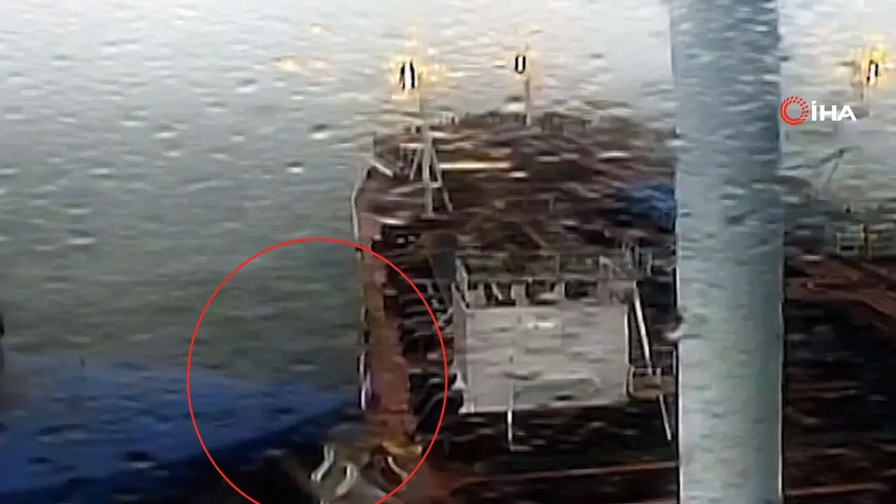 Kuzey Denizi'nde kargo gemisi petrol tankerini biçmişti! Facianın görüntüsü ortaya çıktı