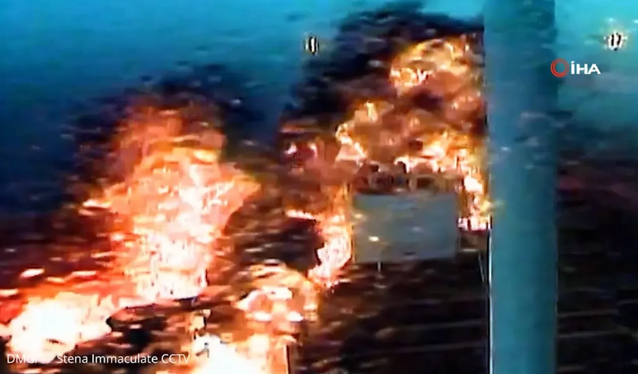 Kuzey Denizi'nde kargo gemisi petrol tankerini biçmişti! Facianın görüntüsü ortaya çıktı