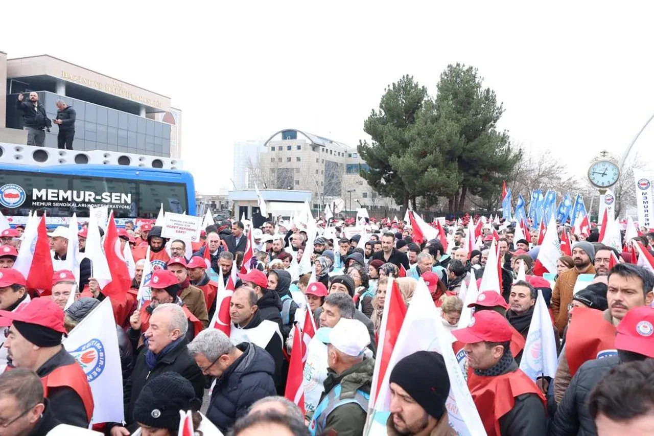 Memur-Sen'den 'seyyanen zam' talebi