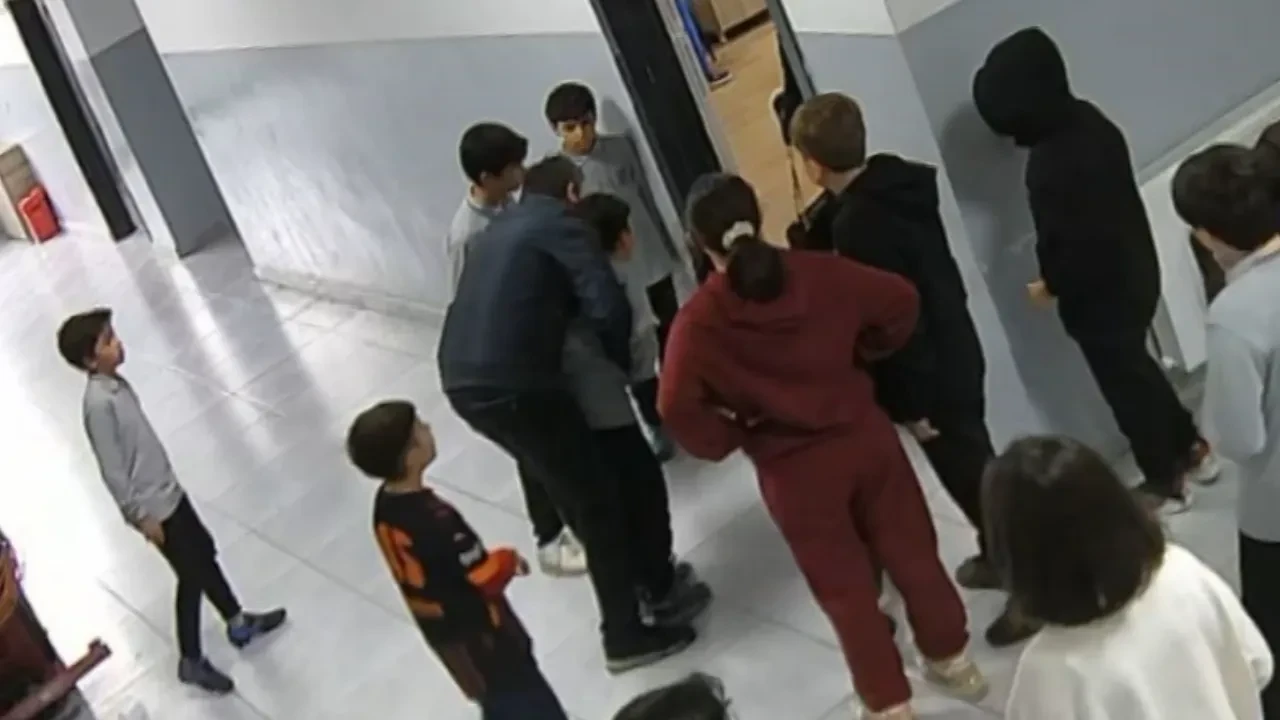 Öğrencisini heimlich manevrasıyla kurtardı! Öğretmenden soğukkanlı davranış