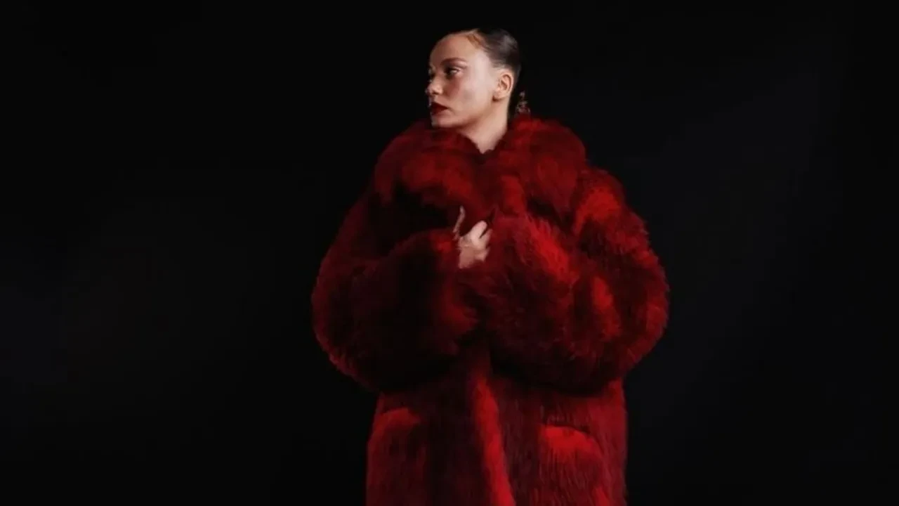 Serenay Sarıkaya'nın ödül töreninde giydiği kürkün fiyatı belli oldu! 384 asgari ücrete denk çıktı 