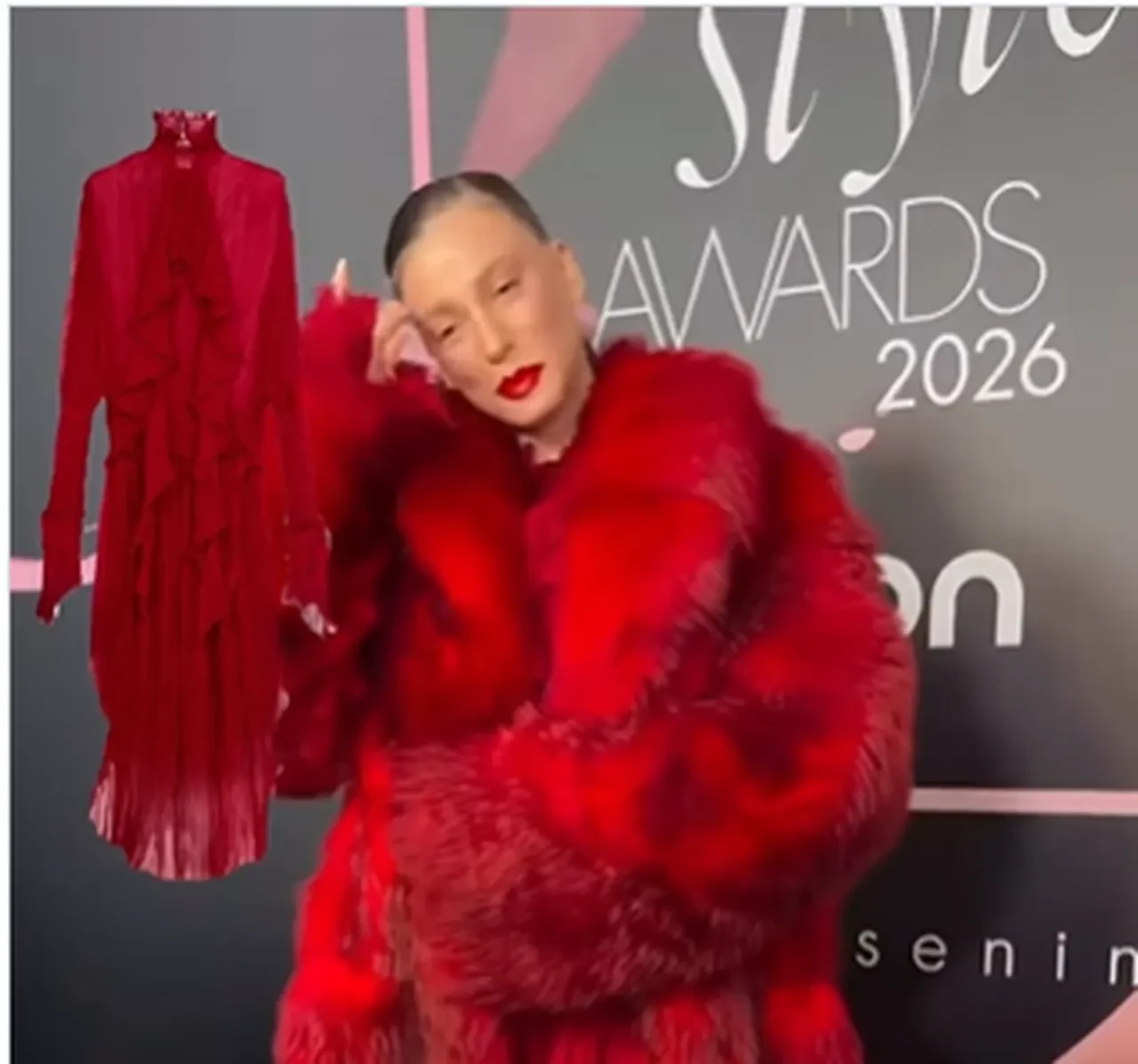 Serenay Sarıkaya'nın ödül töreninde giydiği kürkün fiyatı belli oldu! 384 asgari ücrete denk çıktı 