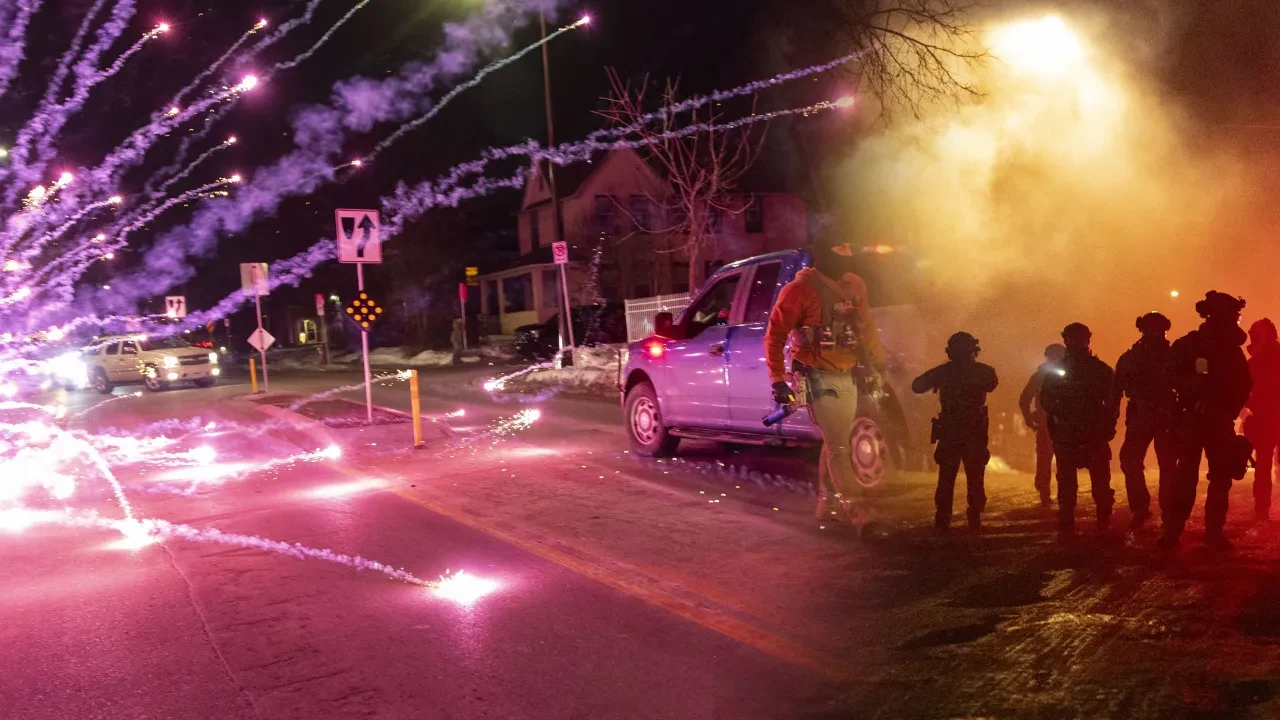 Trump'ın göçmen avcıları bir kişiyi daha yaraladı! Şehirde ortalık savaş alanına döndü