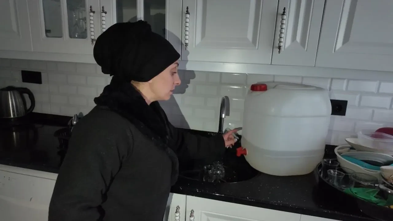 Vicdansızlığın böylesi! Evi terk etti, çocuklarını ve eşini elektriksiz ve susuz bıraktı