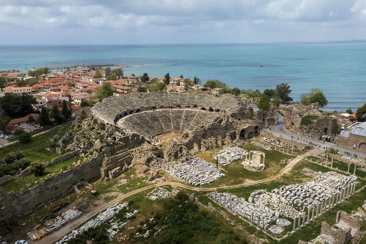 Bakan Ersoy: Antalya'daki müze ve ören yerleri 2025'te 3,25 milyon ziyaretçiye ulaştı 