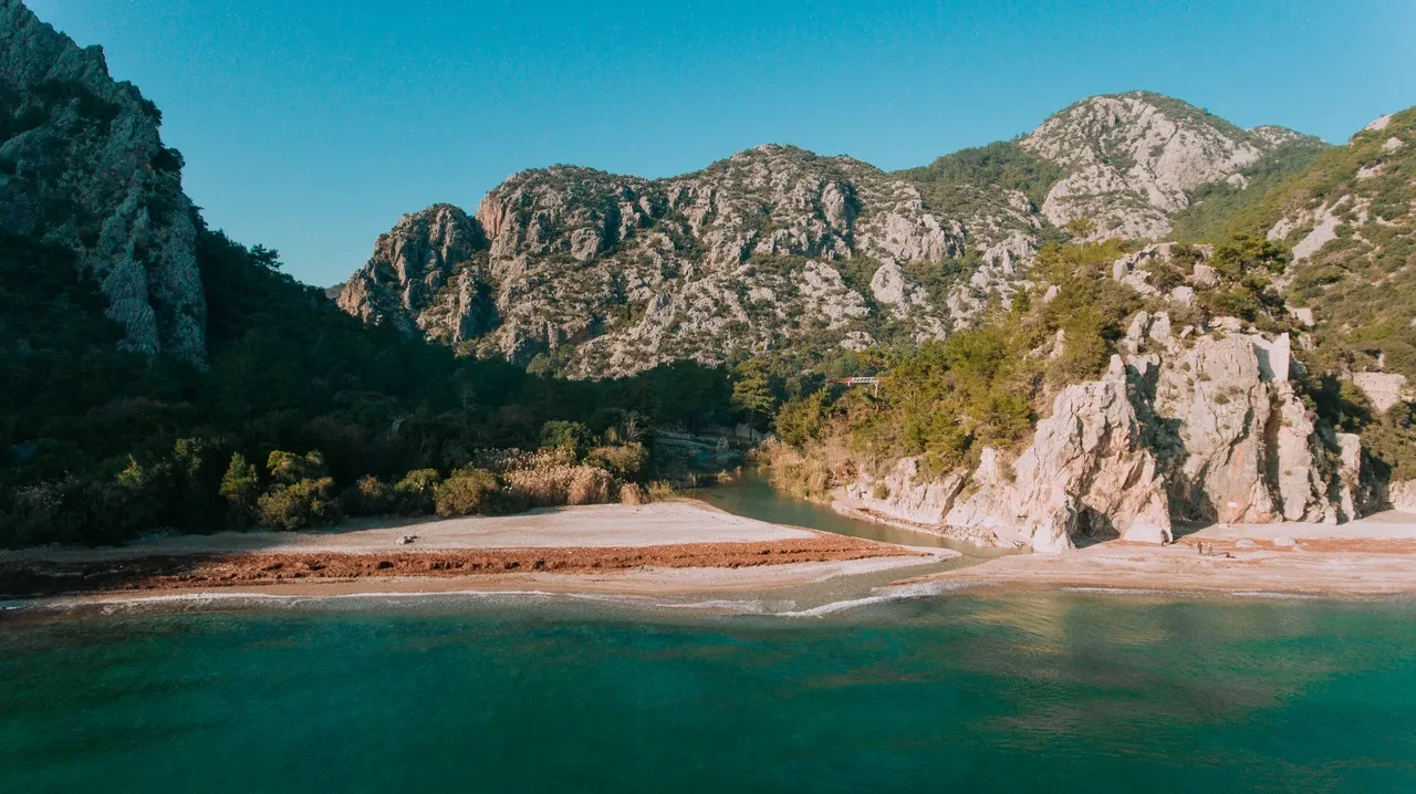 Bakan Ersoy: Antalya'daki müze ve ören yerleri 2025'te 3,25 milyon ziyaretçiye ulaştı 