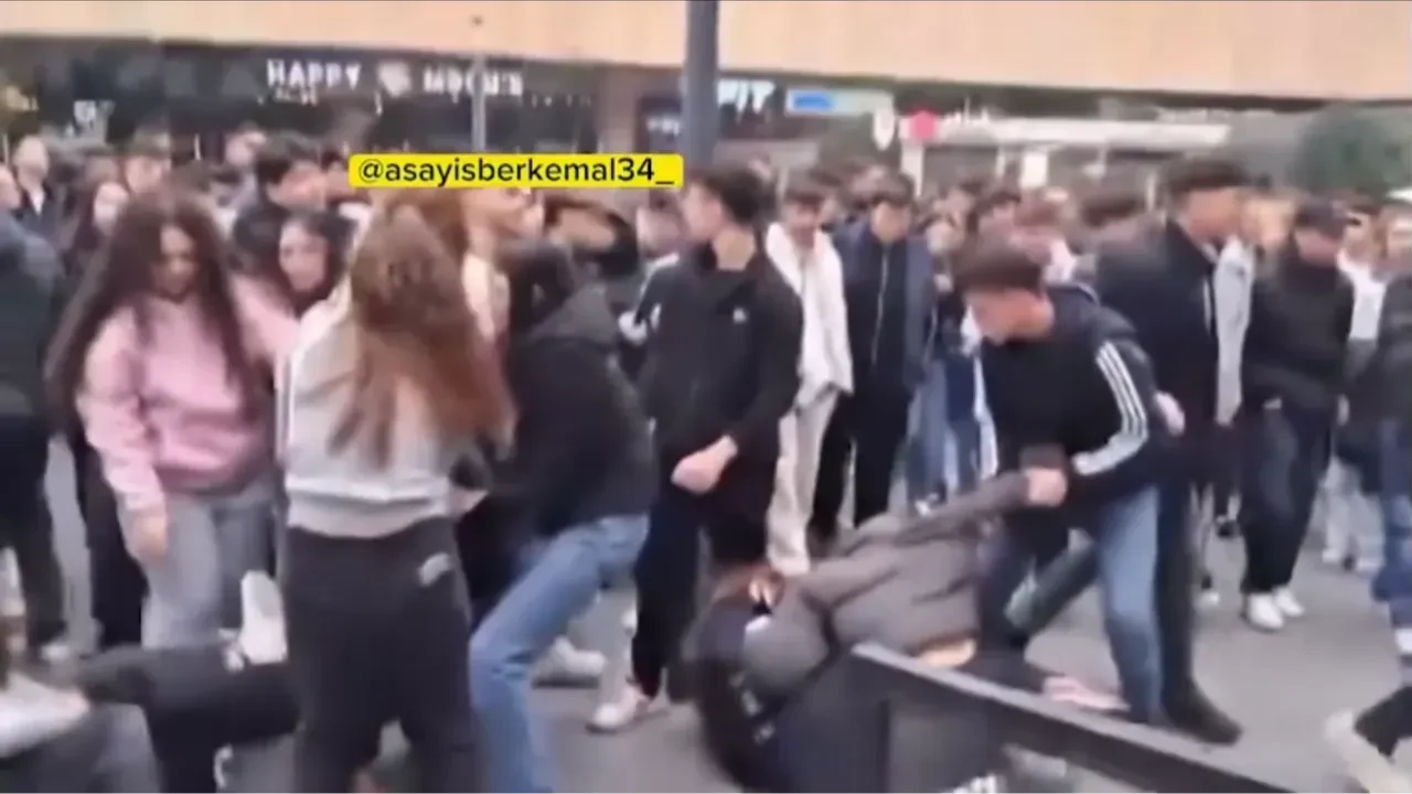 AVM’de genç kızlar saç başa birbirine girdiler: O anlar kamerada!