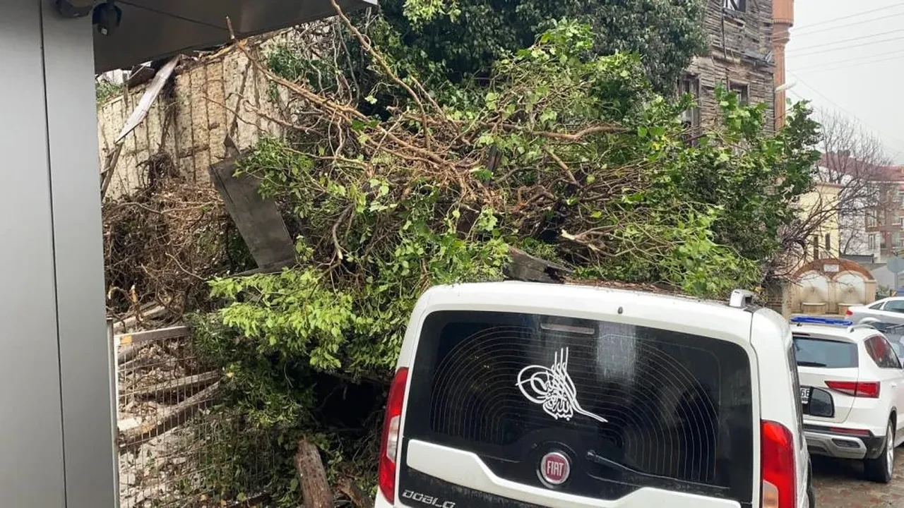 Bolu'da metruk bina aracın üzerine çöktü! Mağdur vatandaş sorusuyla tepki gösterdi 