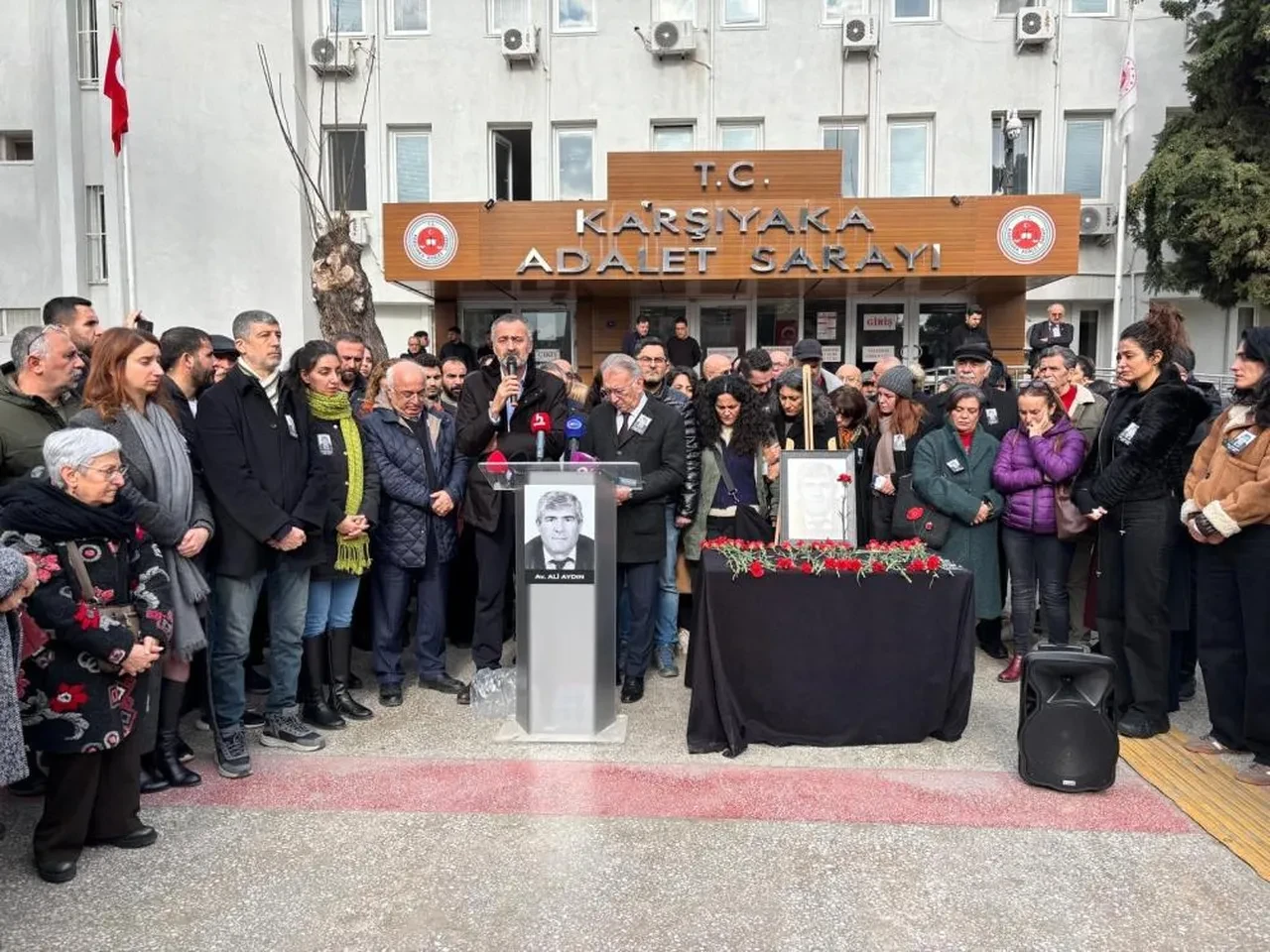 Eski İHD İzmir Şube Başkanı Ali Aydın öldürüldü! Eşi cenazede feryat etti: Bu bireysel bir saldırı değil arkasındaki güç ortaya çıkarılmalı