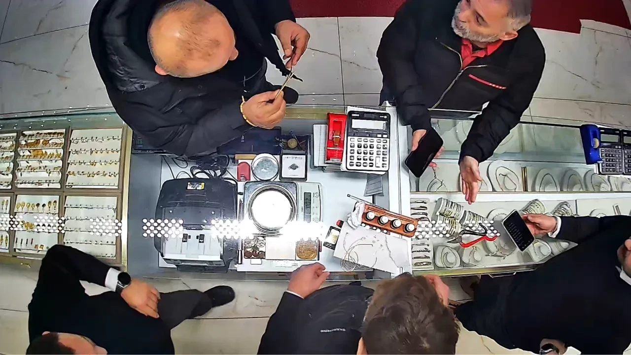 Kuyumcuyu dolandırmaya çalıştı, neye uğradığını şaşırdı!