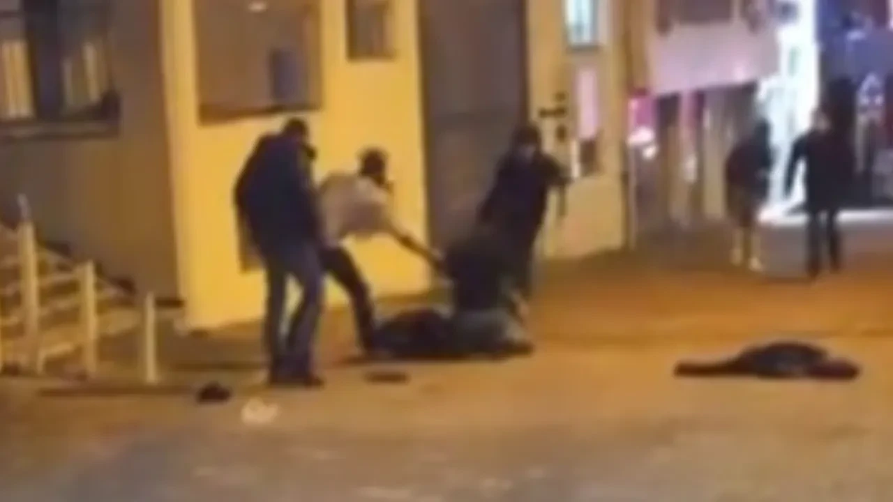 Sokak ortasında birbirlerini çakıyla yaraladılar