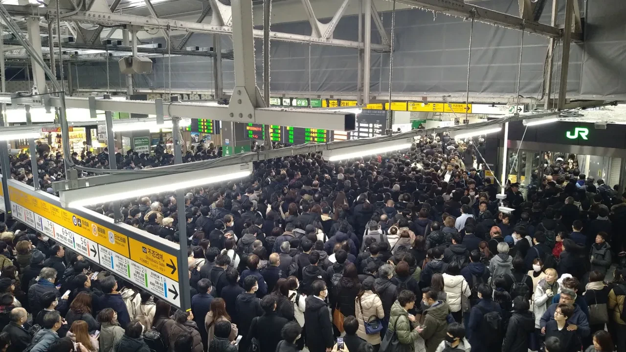 Tokyo'da elektrik kesintisi hayatı bir anda felç etti! Binlerce yolcu trenlerde mahsur kaldı