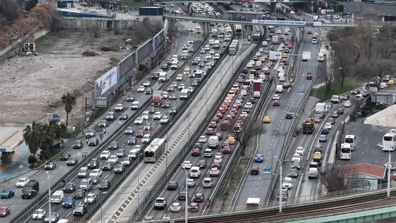 Yarıyıl tatilinde kaçış planı İstanbul trafiğini vurdu! Yoğunluk yüzde 90'a ulaştı