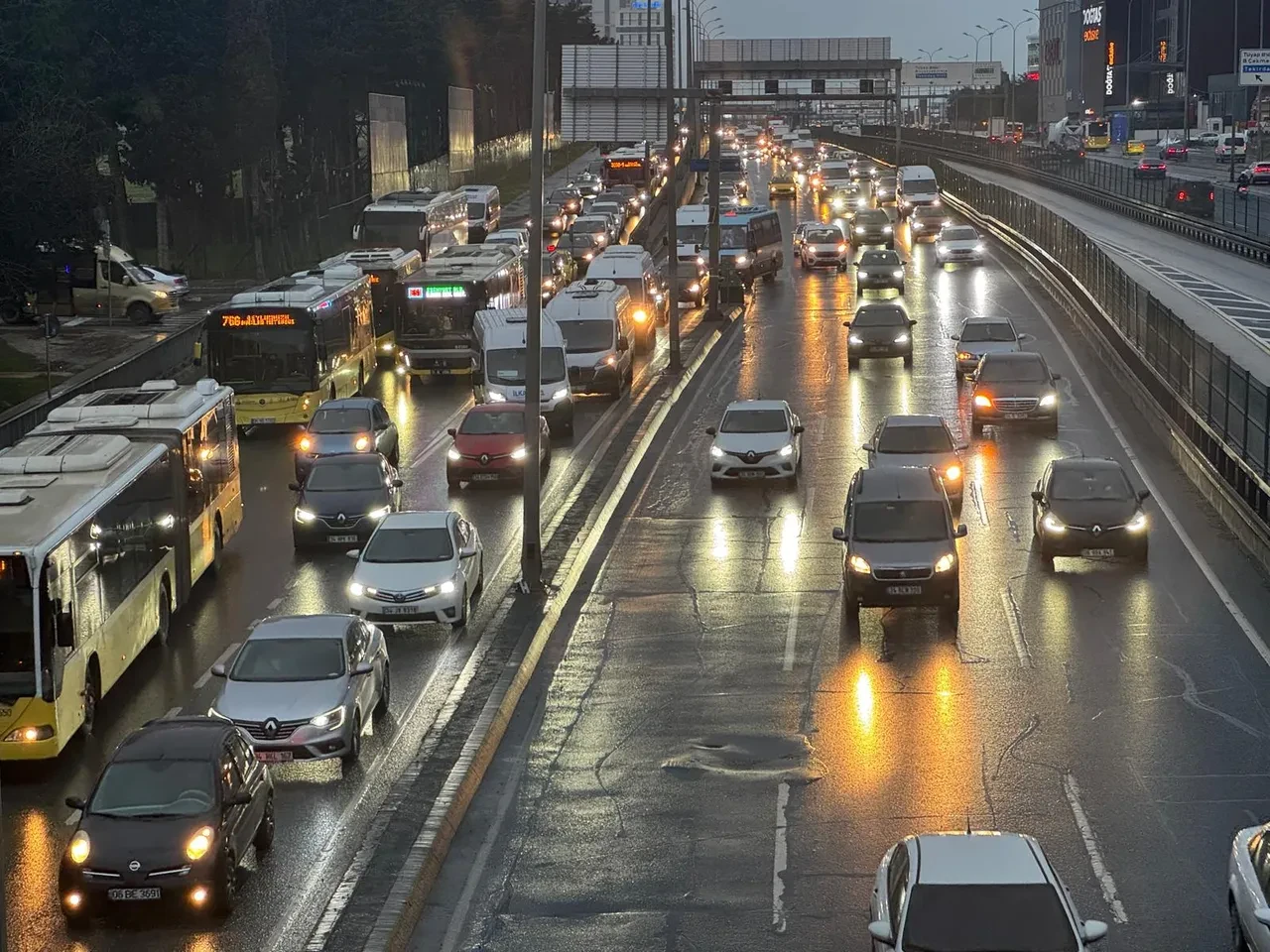 Yarıyıl tatilinde kaçış planı İstanbul trafiğini vurdu! Yoğunluk yüzde 90'a ulaştı