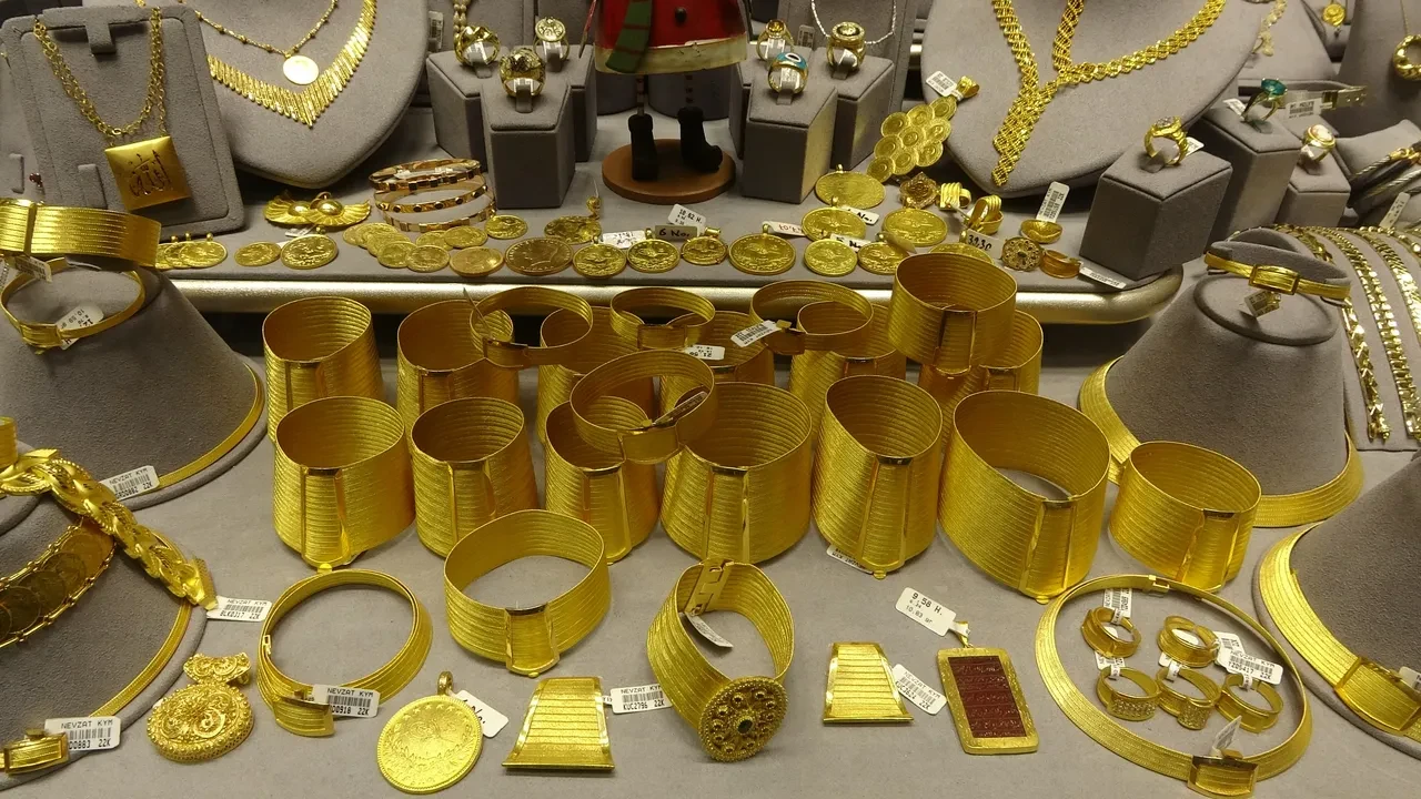 bilezik, yüzük ve kolye 