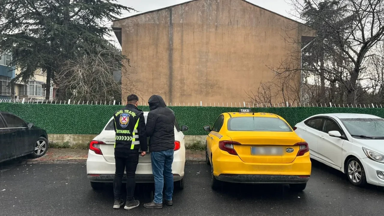 Ataşehir'de alışveriş merkezi önünde 4 yolcuyu keyfince reddetti: Taksiciye ceza kesildi