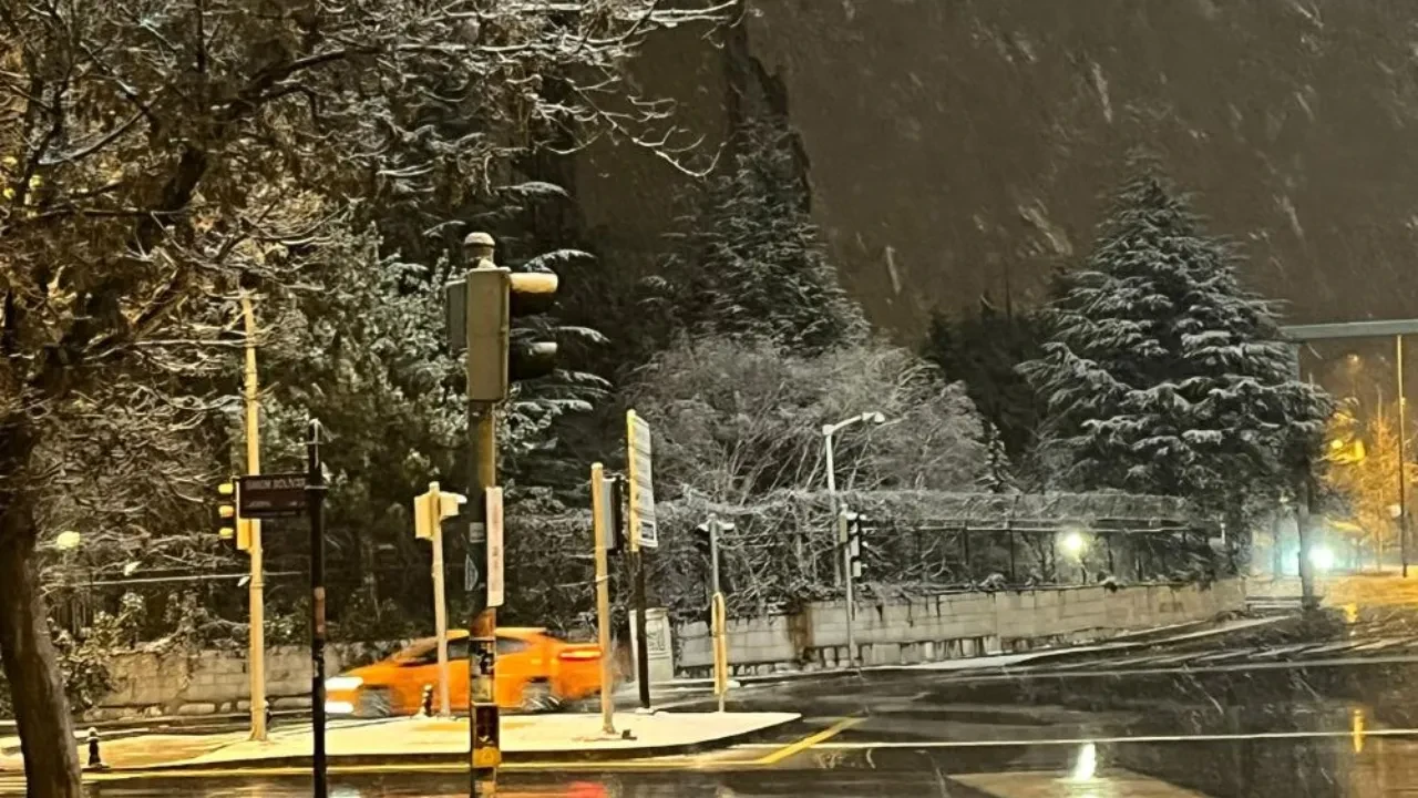 Ankara'da yoğun kar yağışı! Gece bastırdı, şehir beyaza büründü