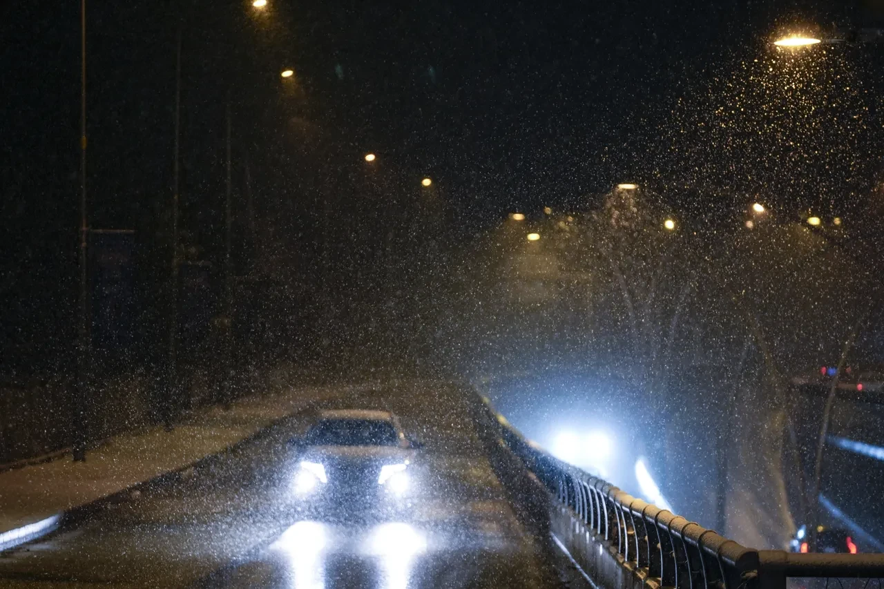 Ankara'da yoğun kar yağışı! Gece bastırdı, şehir beyaza büründü