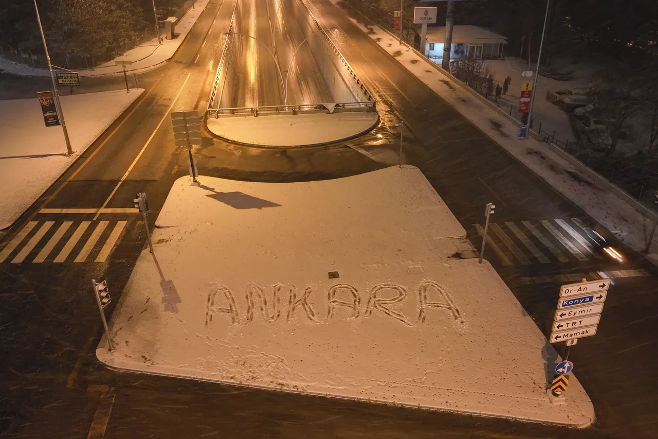 Ankara'da yoğun kar yağışı! Gece bastırdı, şehir beyaza büründü