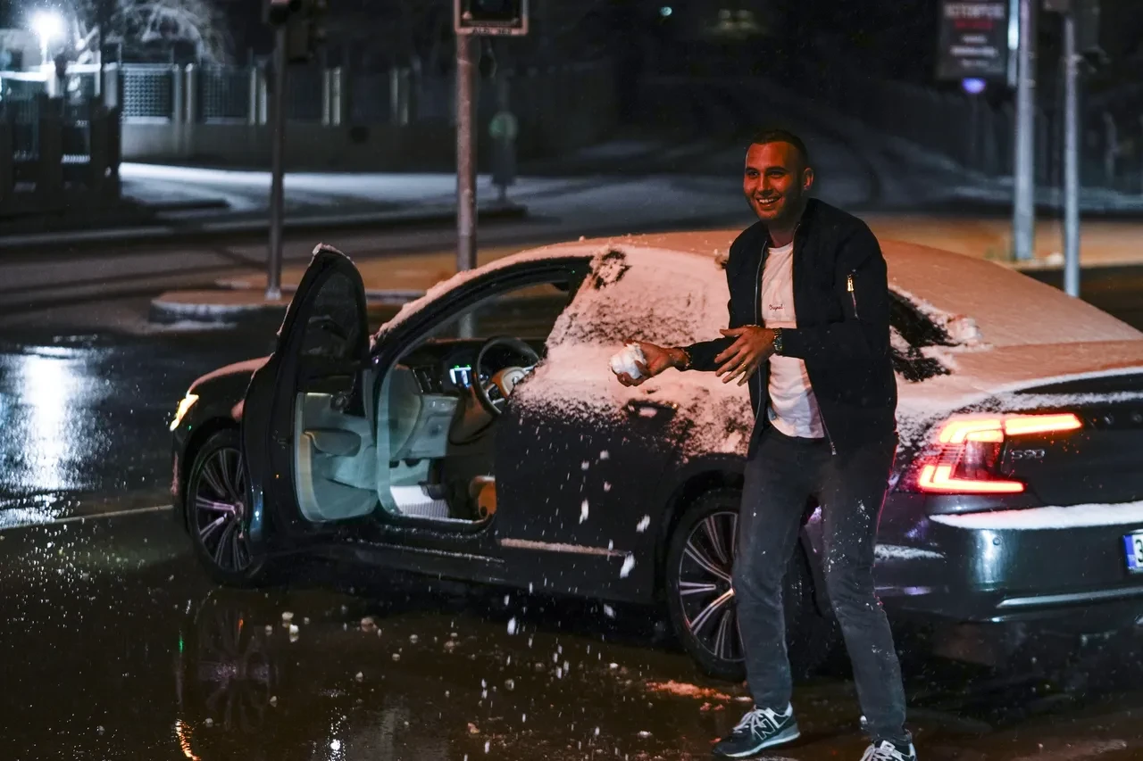 Ankara'da yoğun kar yağışı! Gece bastırdı, şehir beyaza büründü