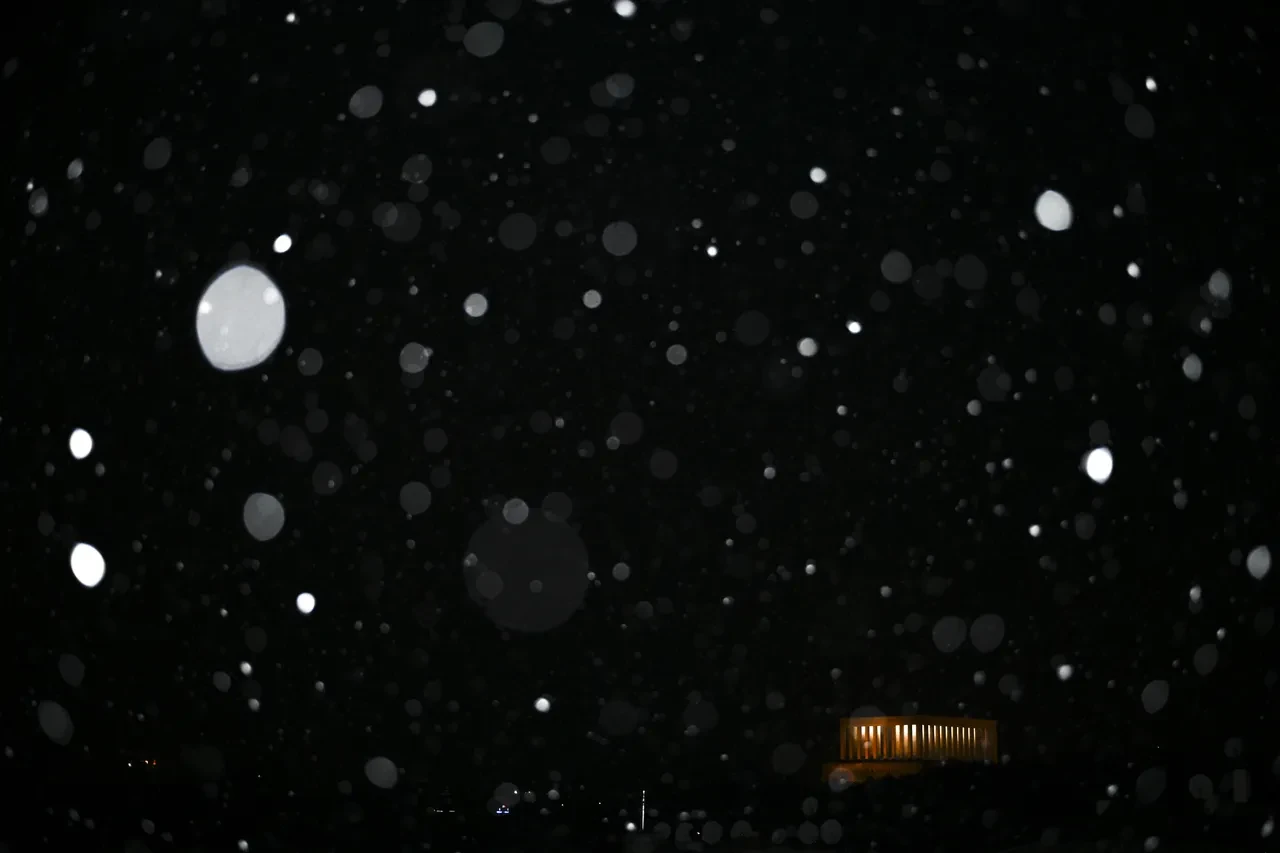 Ankara'da yoğun kar yağışı! Gece bastırdı, şehir beyaza büründü