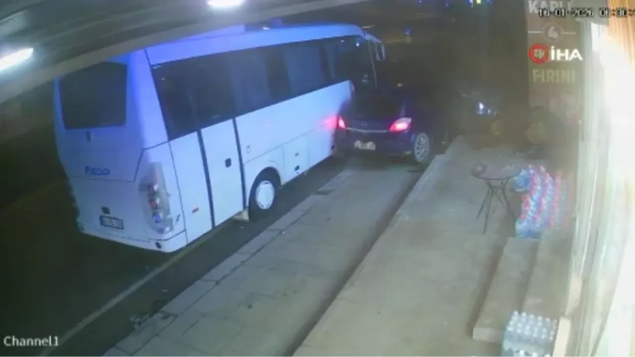 Arnavutköy’de kontrolden çıkan otomobil park halindeki midibüse çarptı