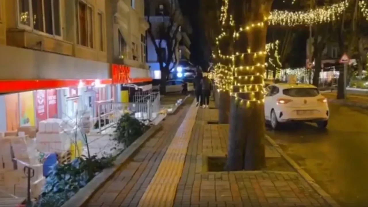 Bakırköy'de zincir marketin içindeki merdiven çöktü: 1 kişi yaralı