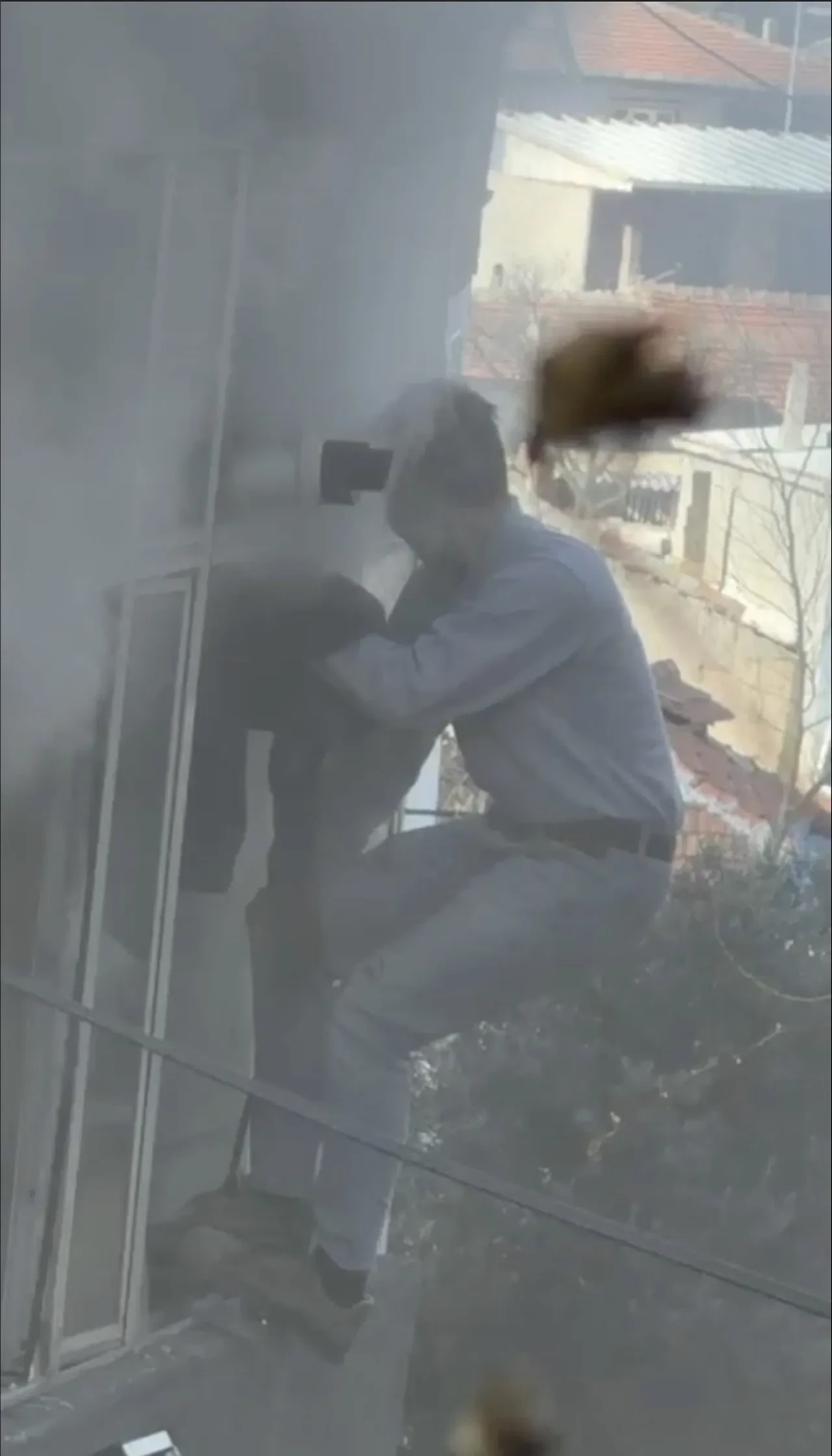 Bursa'da korku dolu anlar! Yatalak adam alevlerin arasında kaldı