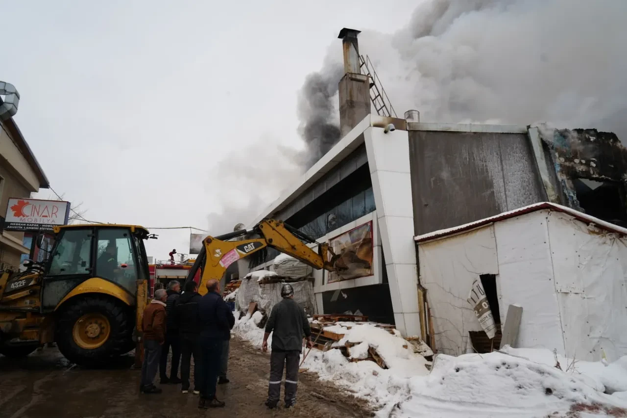 Erzurum'da mobilya fabrikasında patlama: Ölü ve yaralılar var!