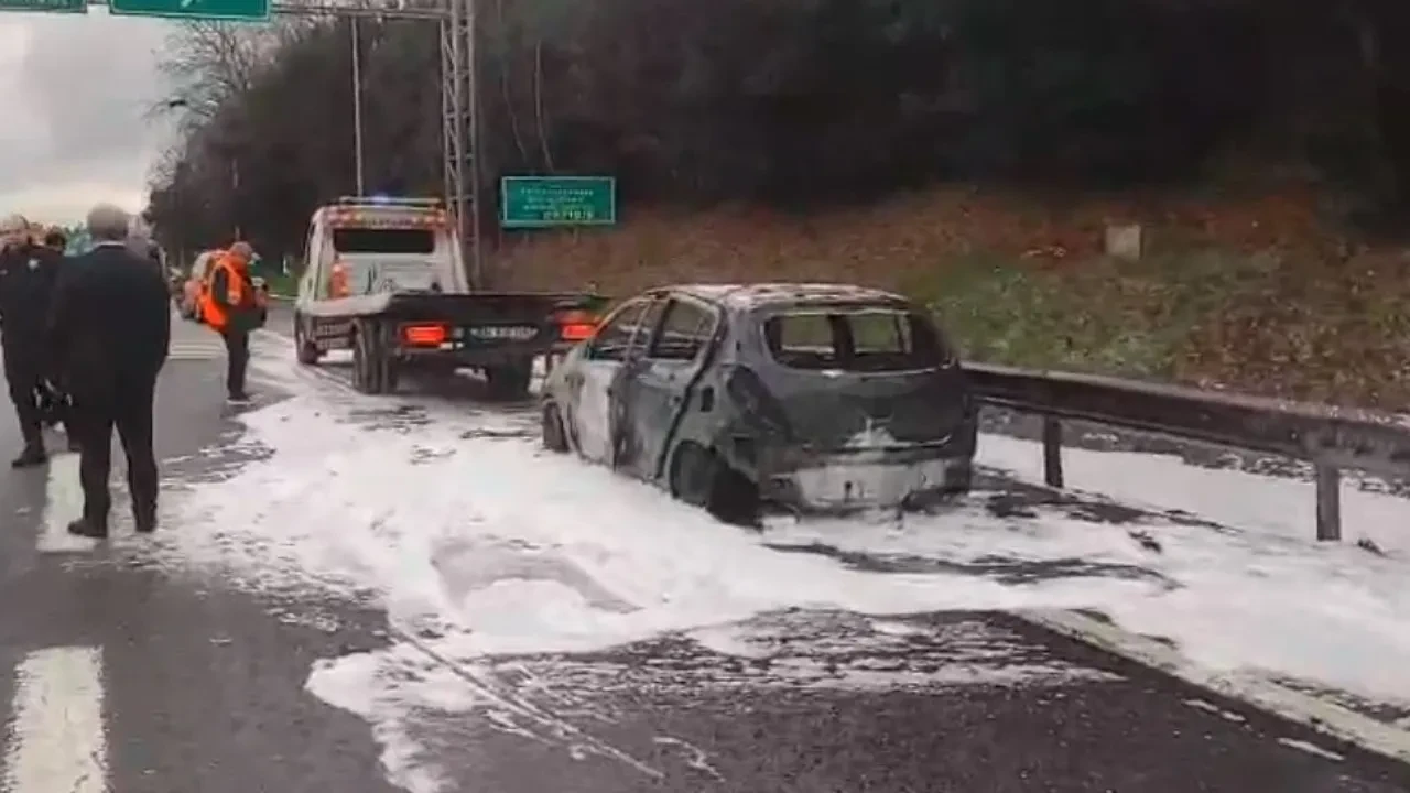 Fatih Sultan Mehmet Köprüsü'nde korkutan yangın! Otomobil alev topuna döndü