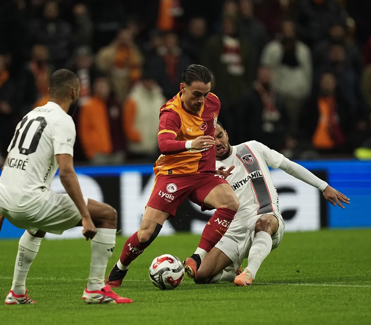 Galatasaray ve Gaziantep FK İstanbul'da puanları paylaştı: Zorlu karşılaşmada goller art arda geldi ama kazanan çıkmadı!