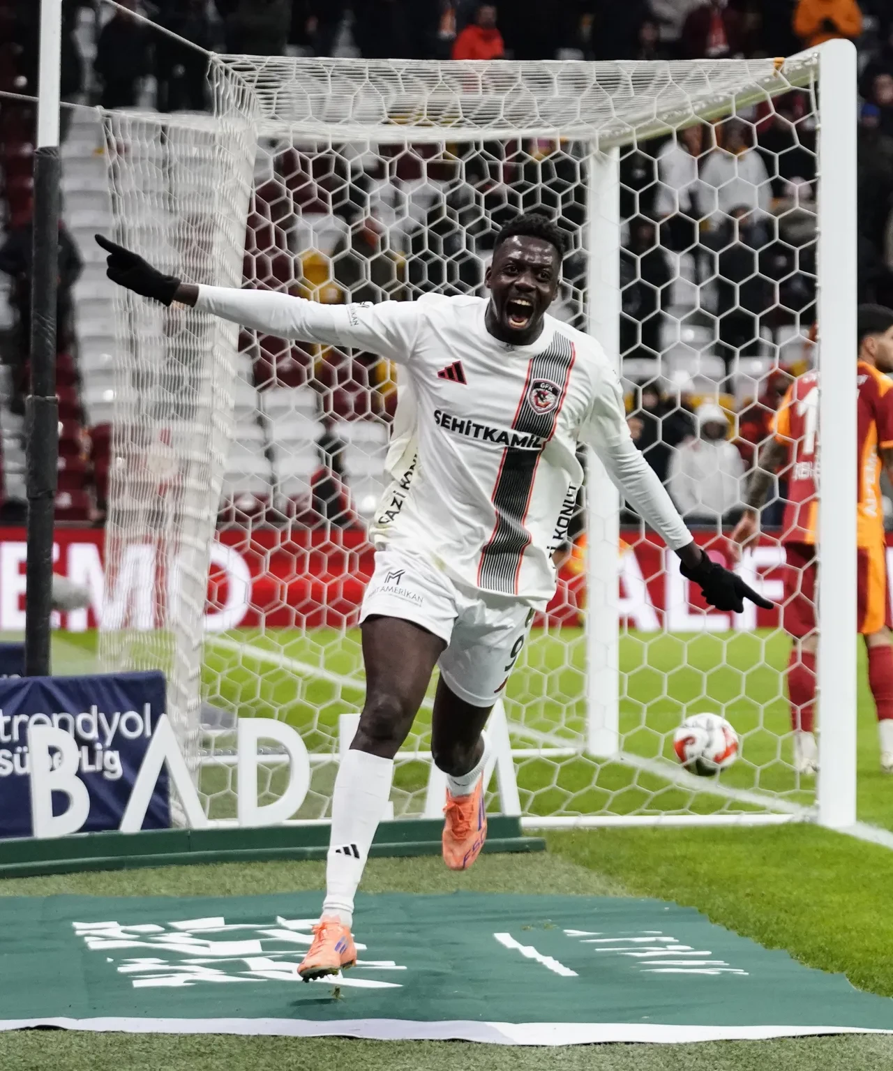 Galatasaray ve Gaziantep FK İstanbul'da puanları paylaştı: Zorlu karşılaşmada goller art arda geldi ama kazanan çıkmadı!