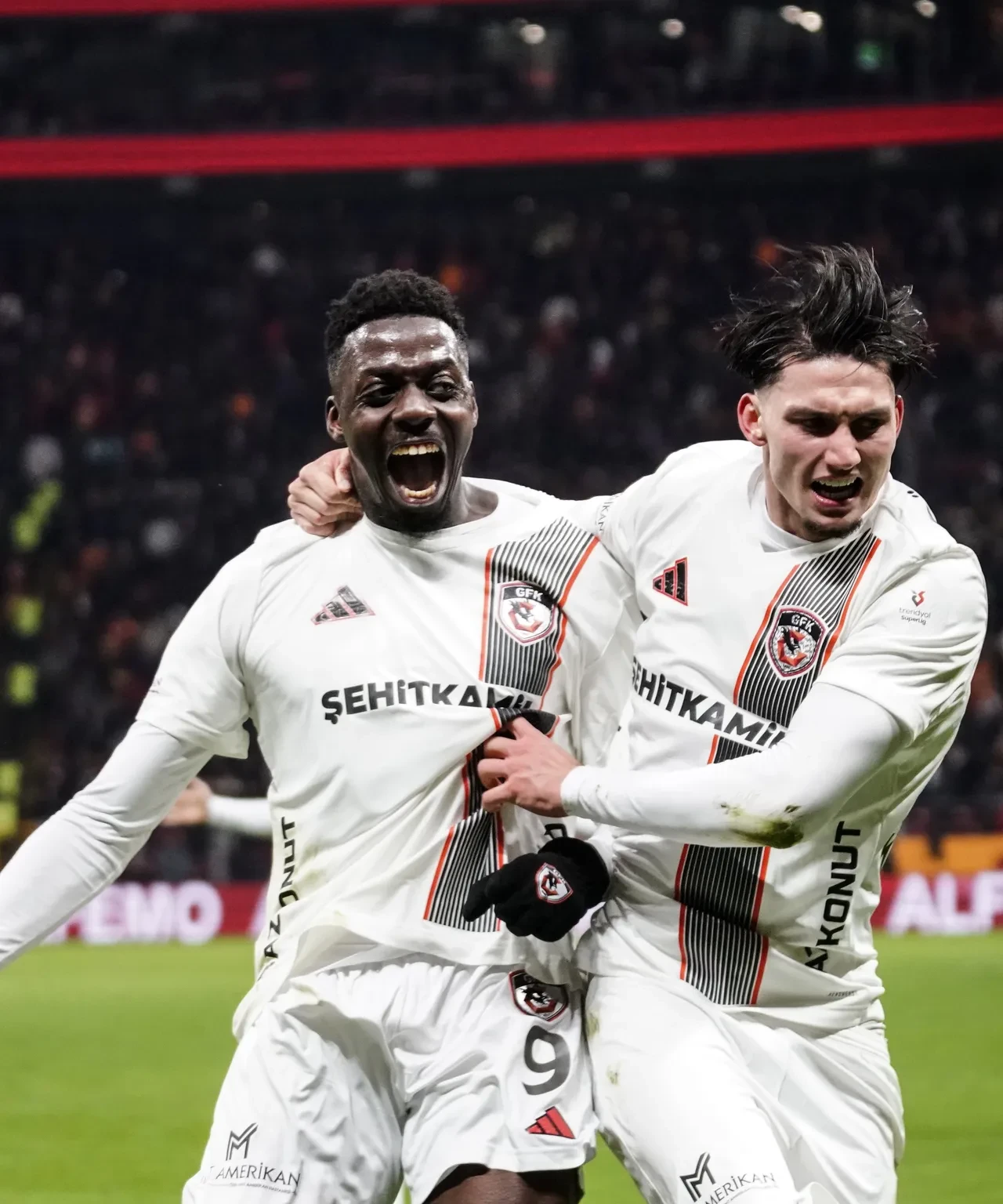 Galatasaray ve Gaziantep FK İstanbul'da puanları paylaştı: Zorlu karşılaşmada goller art arda geldi ama kazanan çıkmadı!