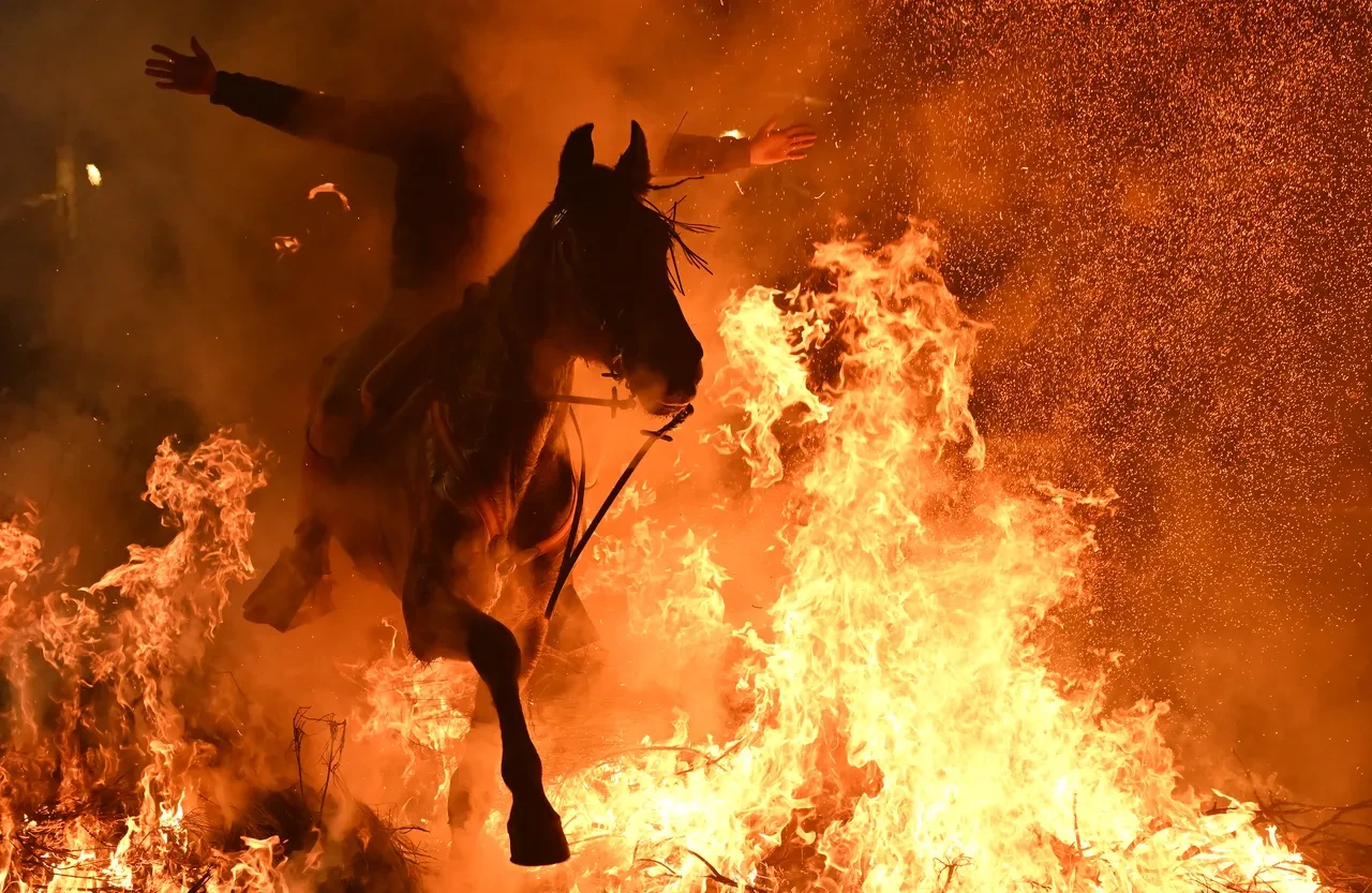 alevlerin içinden geçen at
