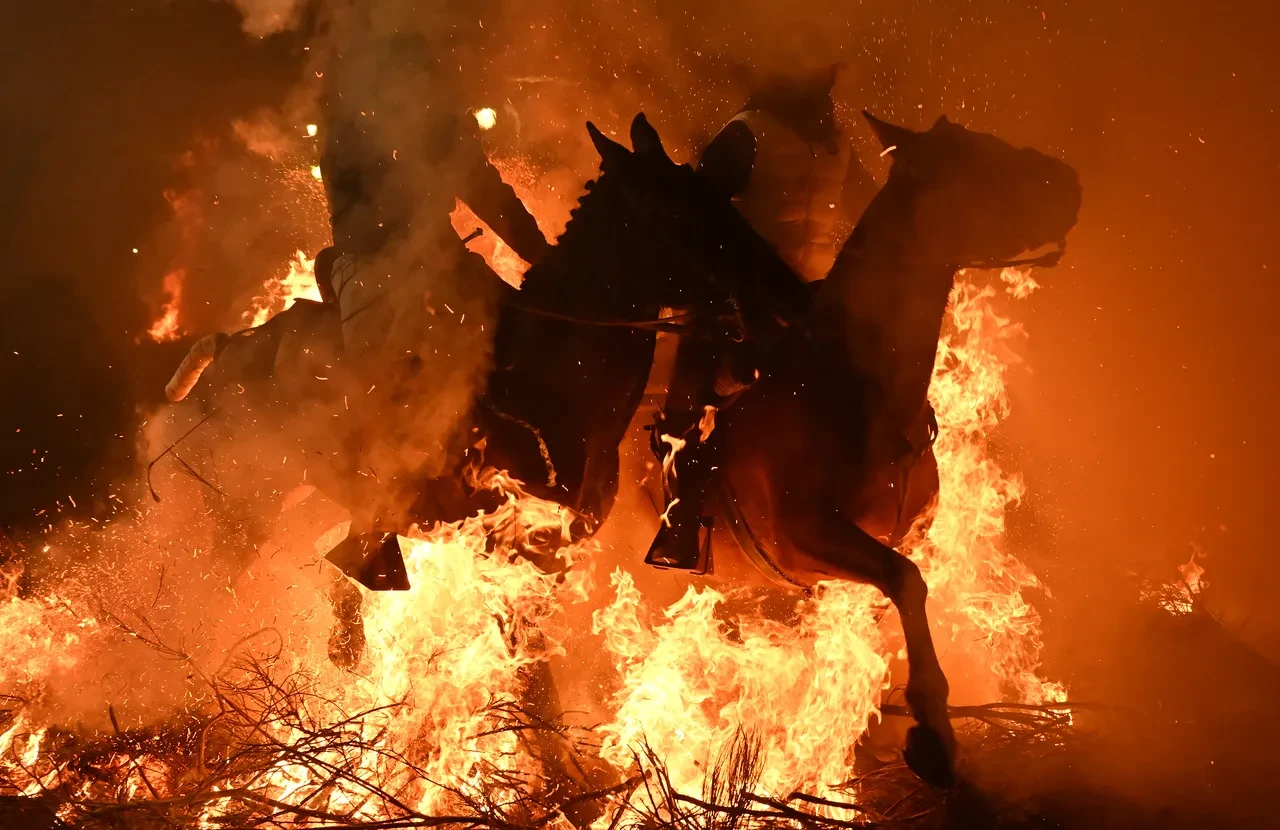 alevlerin içinden geçen at