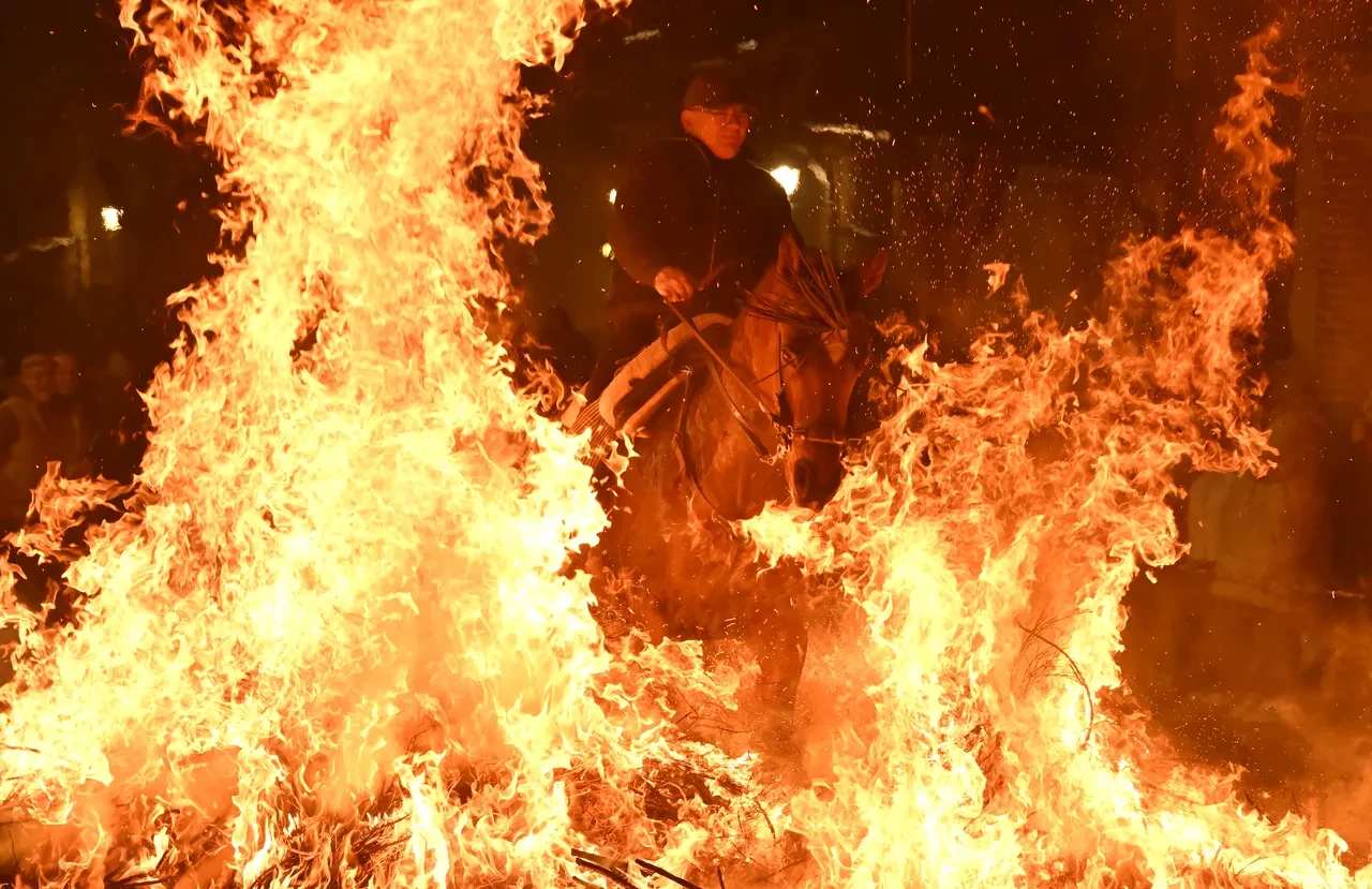alevlerin içinden geçen at