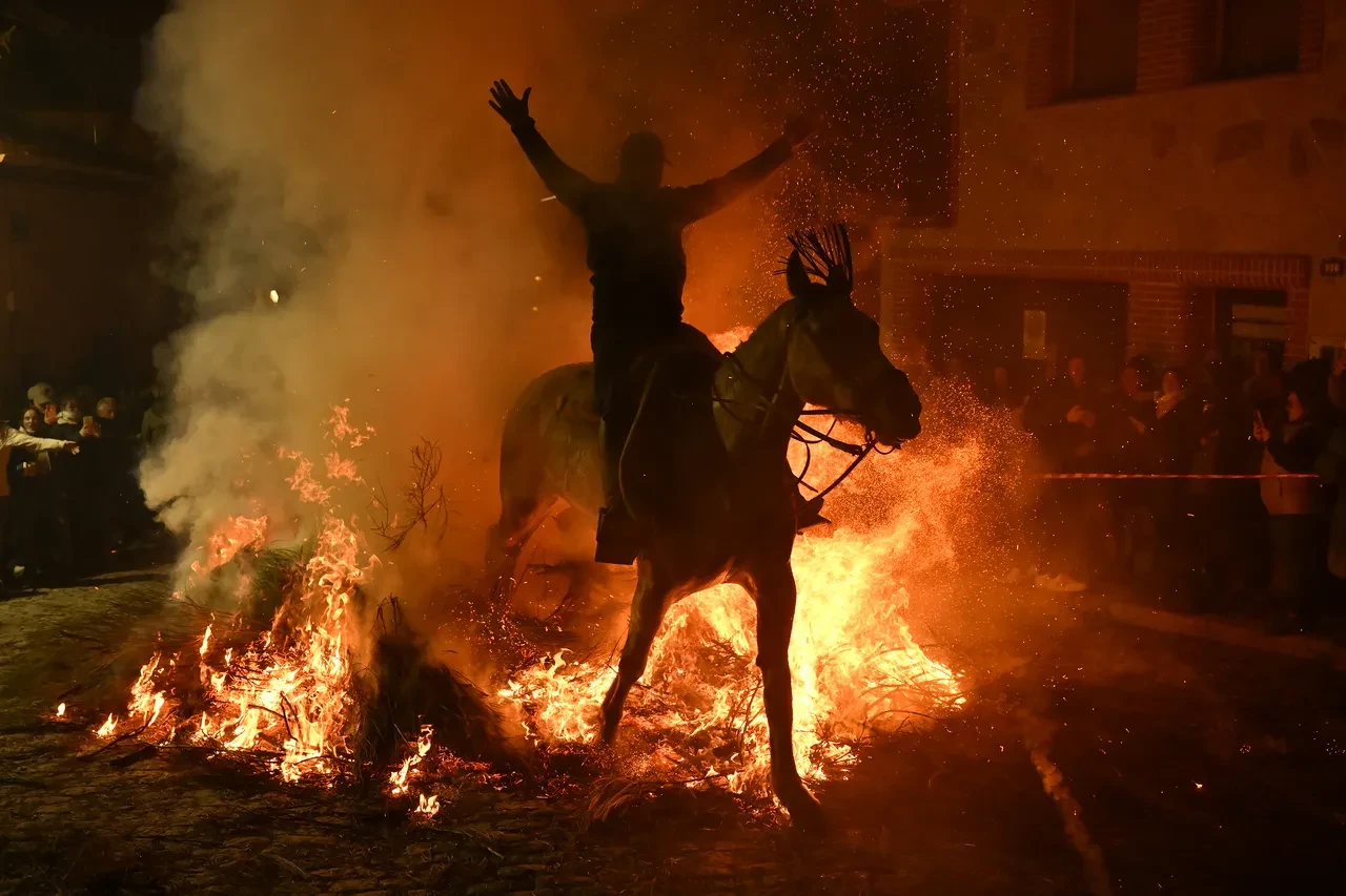 alevlerin içinden geçen at
