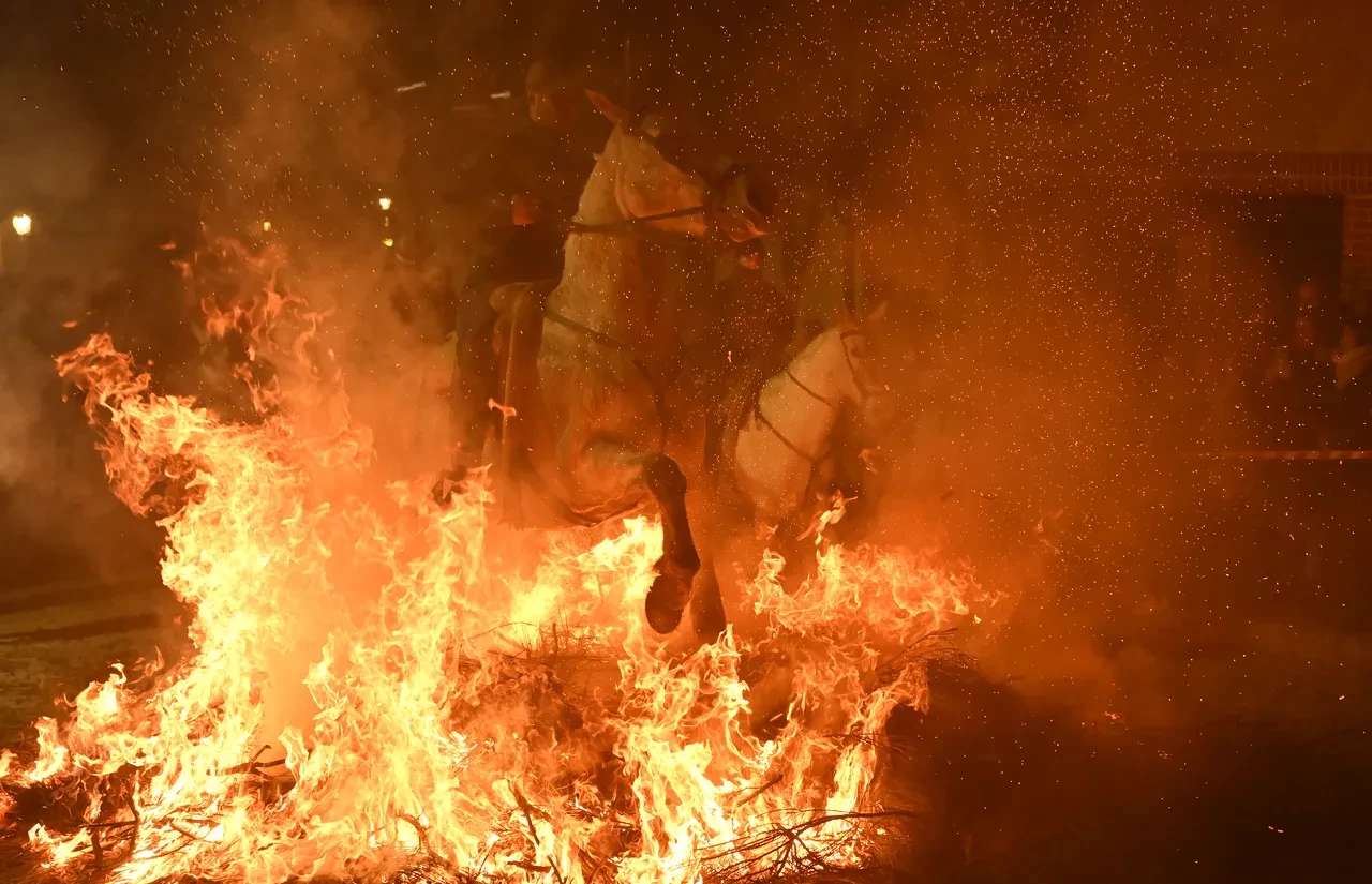 alevlerin içinden geçen at