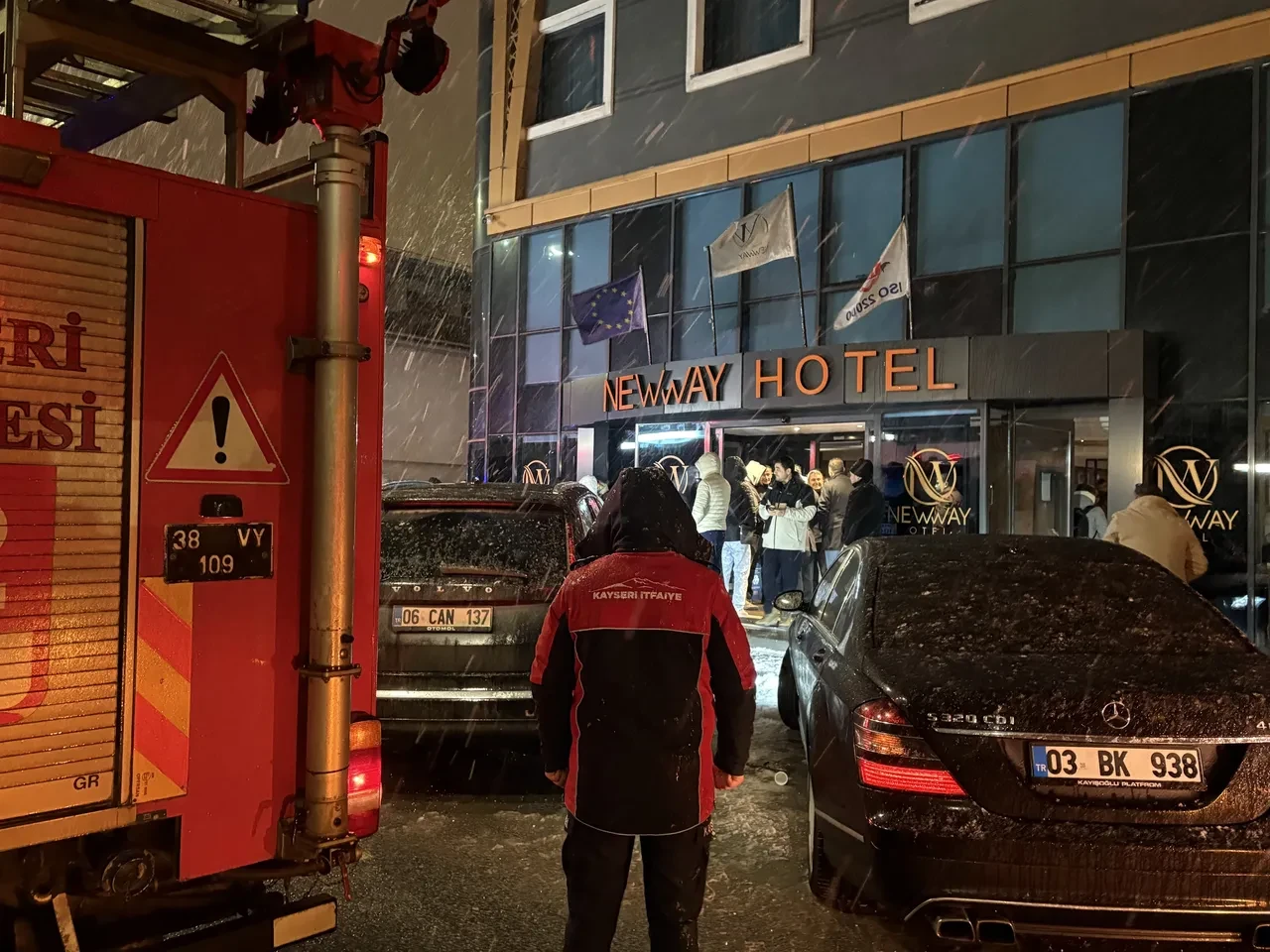 Otel yangınında facianın eşiğinden dönüldü